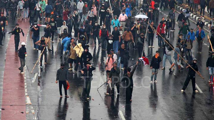 Beredar Driver Ojol Tewas Terlindas Mobil Brimob saat Bentrok Demonstran Polisi
