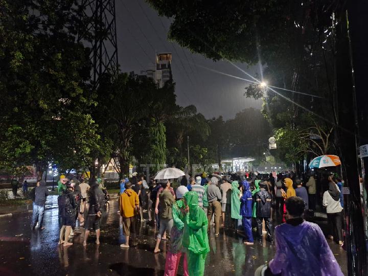 Situasi Memanas di Kwitang, Aparat Brimob Hadapi Massa yang Rusuh