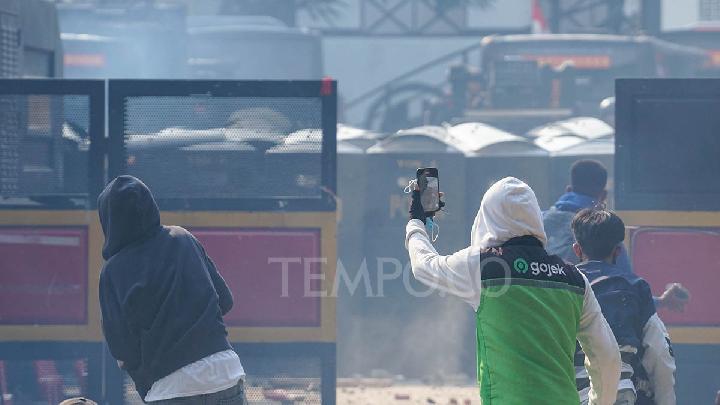 demo-di-mako-brimob-kwitang-memanas-massa-bakar-halte-transjakarta-senen