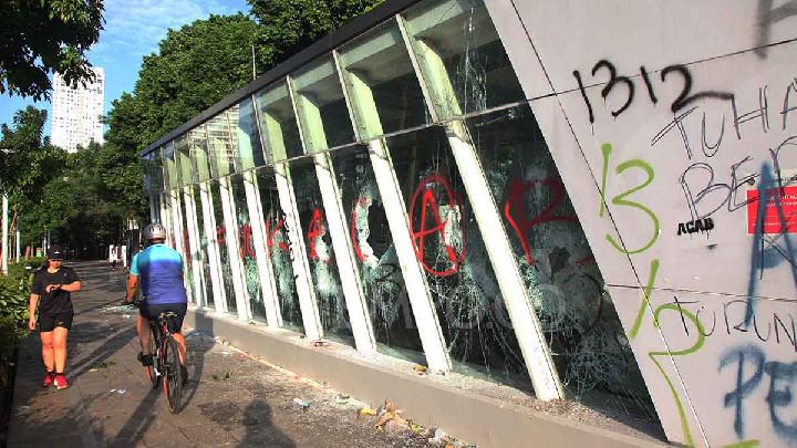 Massa Aksi Jarah CCTV Hingga Vending Machine MRT