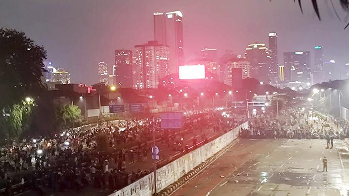 massa-demonstran-depan-gedung-dpr-teriakkan-revolusi