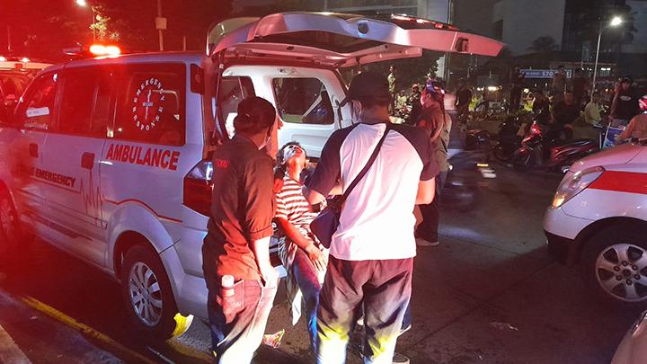 Massa Demonstran Depan Gedung DPR Teriakkan Revolusi