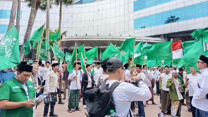 Massa Aksi Penuhi Gedung, Buntut Tayangan Trans7 yang Singgung Santri dan Kiai