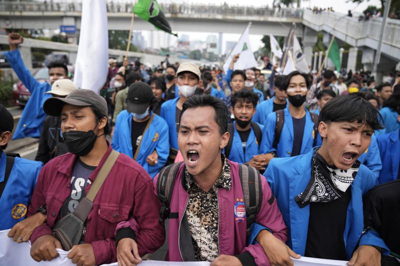 indonesian-students-protest-rumored-delay-of-2024-election