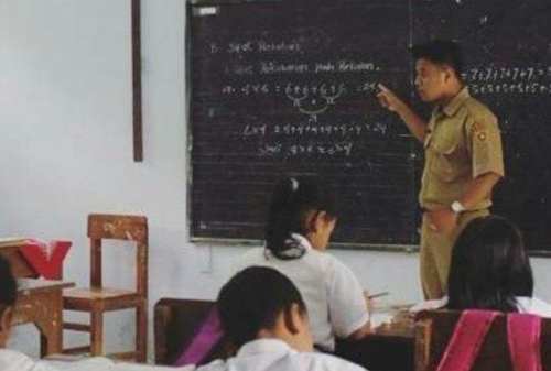 Viral Kisah Guru Honorer Bergaji 200 Ribu, Gimana Cara Ngaturnya?