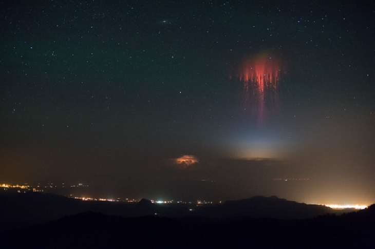 Red Sprite, Fenomena Alam menyerupai Alien Cumi-Cumi Raksasa diangkasa.