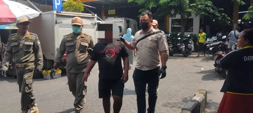 Sepasang ODGJ Melakukan Tindak Asusila di Usman Sadar Gresik, Petugas Turun Tangan