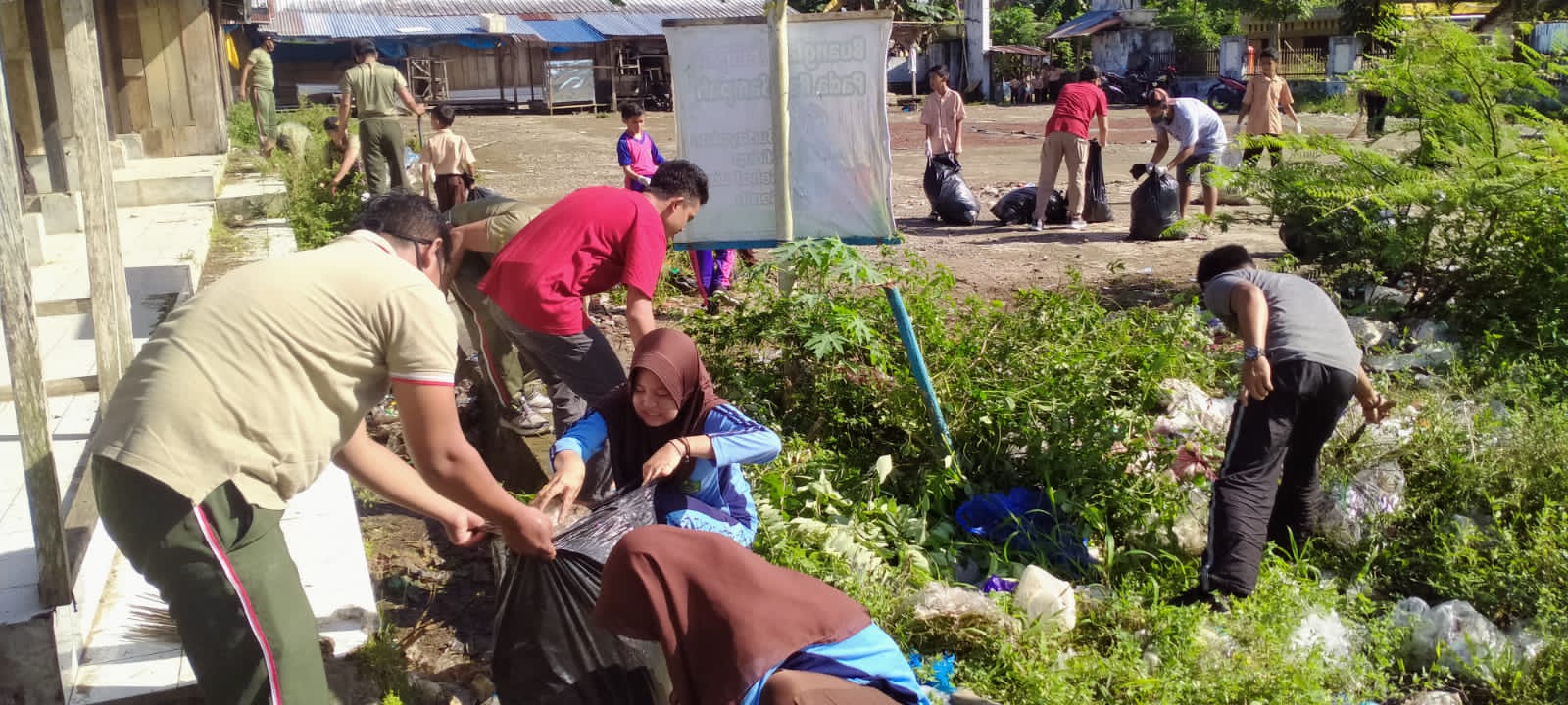 Pemuda Pancasila Sinjai Selatan Bersihkan Sampah di Pasar Samaenre