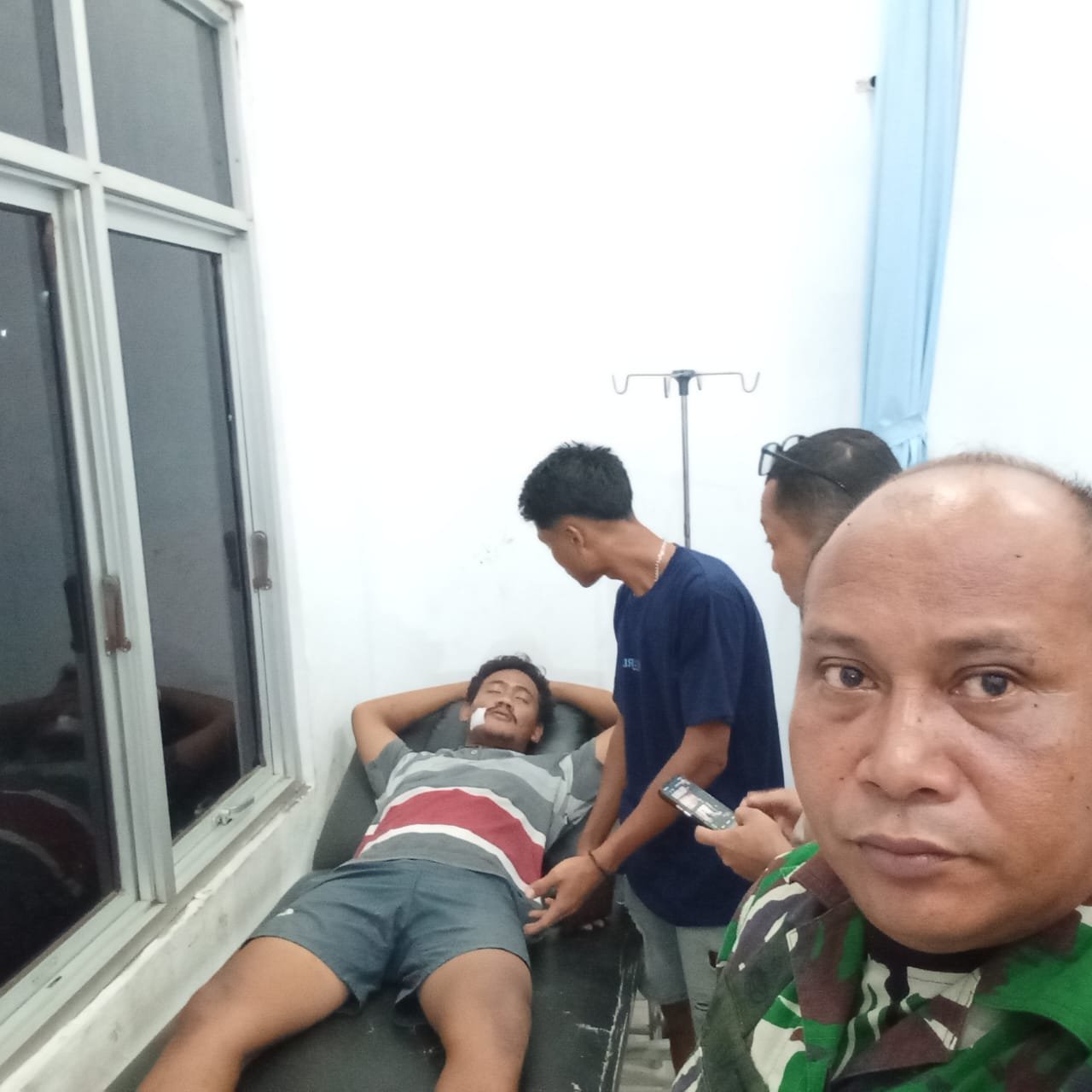 Dikejar Lalu Dilempar Preman, Truk Pasir Tabrak Beberapa Rumah di Galang