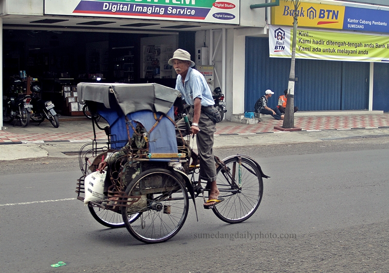 GAJI BURUH NAIK jadi 3 JUTA JATIM (PENGUSAHA &amp; BURUH MASUP)