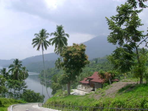 Kesejukan Danau Ranau di Kaki Gunung Seminung