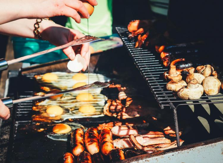 Digaji untuk Makan BBQ dan Coklat