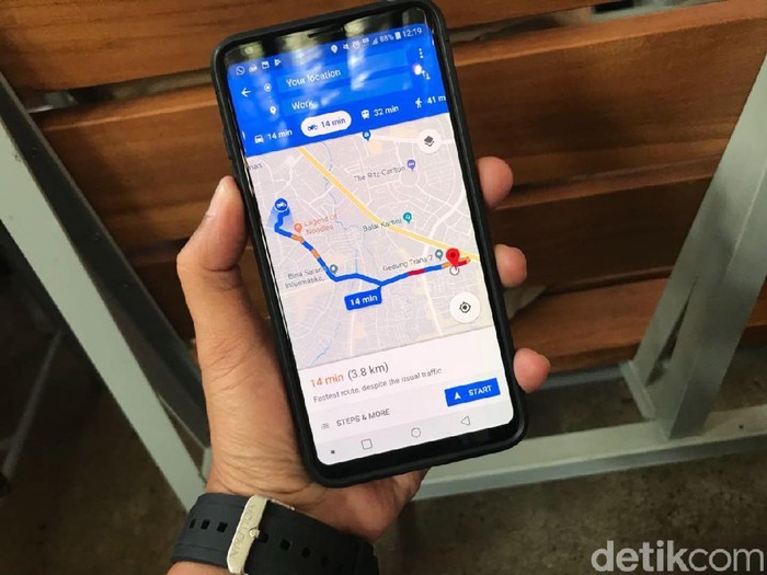 Main HP Sambil Berkendara, Didiemin Ganggu Jalan, Dimarahin Malah Marah Balik. Hadehh