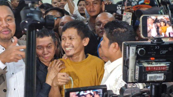 Momen Pegi Setiawan Keluar Dari Sel Tahanan Polda Jabar,Wajah Semringah dan Tersenyum