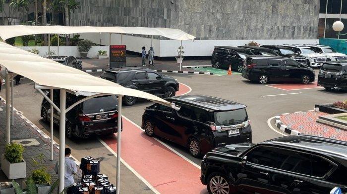 gedung-dpr-ibarat-showroom-mobil-mewah-ada-rubicon-mercy-hingga-ionic-6