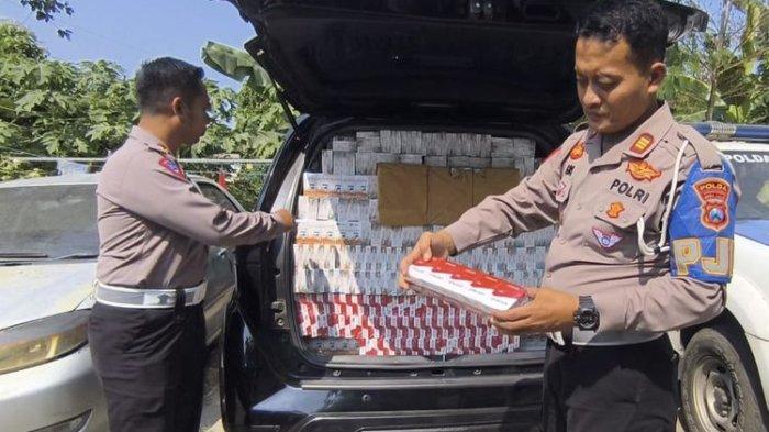 Mobil Angkut Rokok Ilegal Tabrak Pohon saat Dikejar Polisi, Sopir Melarikan Diri