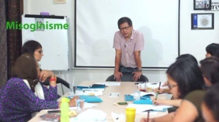 Rocky Gerung Sebut Tradisi Ibu Melahirkan di NTT Menyumbang Defisit IQ Nasional
