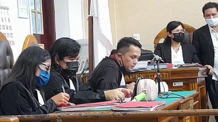 LUDAHI Dan Pukul Orang Pakai Sapu Lidi lantaran Uang Parkir, Berakhir di Pengadilan
