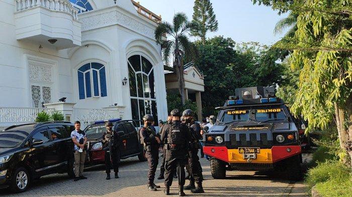 Warga Bilang Pria Berseragam Polisi Sering Mampir ke Bos Judi Online di Rumahnya