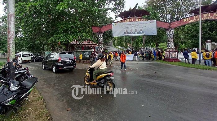 Palang Kampus, Mahasiswa Desak Uncen Tambah Kuota Penerimaan Mahasiswa Baru Papua!