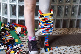 GENIUS ! kakinya diamputasi, bikin kaki palsu dari LEGO