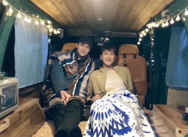 So Uwu~ Dua Aktor 'Itaewon Class' Ini Sahabatan dengan Magnae Boy Group Populer