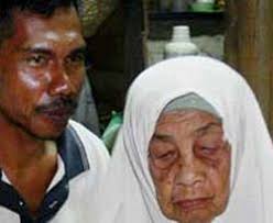 Edan! Terpaut Umur 70 Tahun, Nenek Tua Nikahi Pria Brondong!