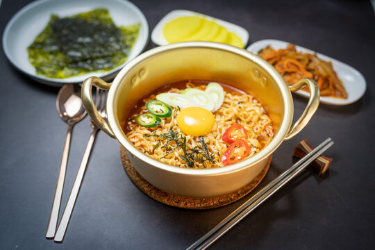 8 Makanan Korea yang Bisa Kalian Buat di Rumah