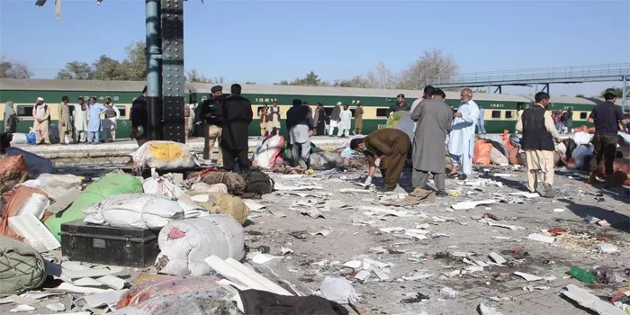 Insiden Tragis di Stasiun Kereta Api Pakistan, 26 Tewas Akibat Ledakan Bom