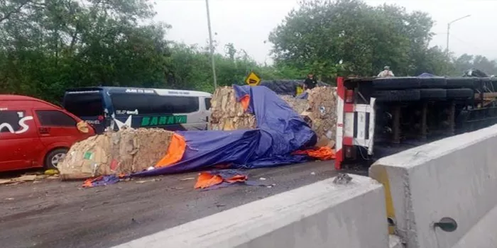 Tragis dan Mencekam kecelakaan Tol Cipularang Mobil Bertumpuk, Nyawa Melayang!!