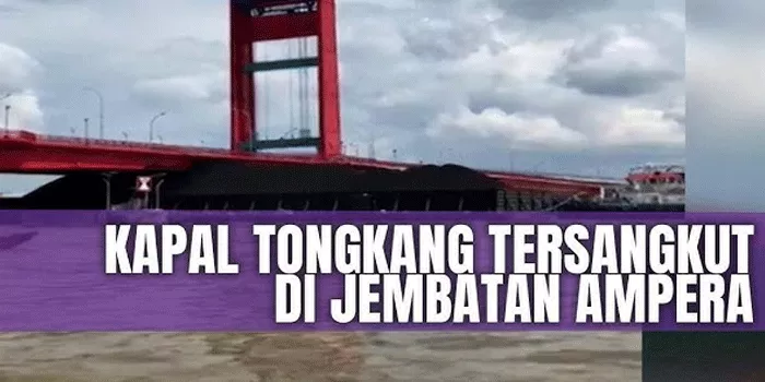 Viral: Kapal Tongkang Batu Bara Tersangkut di Jembatan Ampera