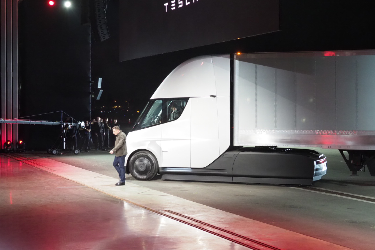 Tesla Luncurkan Truk Listrik, Namanya Kayak Vokalis Band