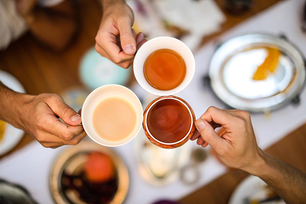 Gaya Minum Teh Kekinian! Cekidot Gan!