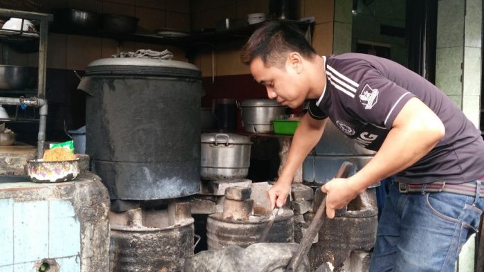 Perkedel Bondon Wisata Kuliner Malam Legendaris di Bandung