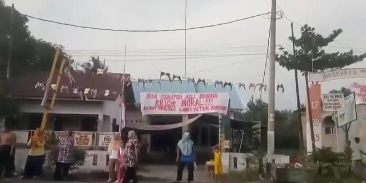 Kades yang Diduga Selingkuh Tak Dicopot, Warga Gantungi Bra di Kantor Desa Serapuh