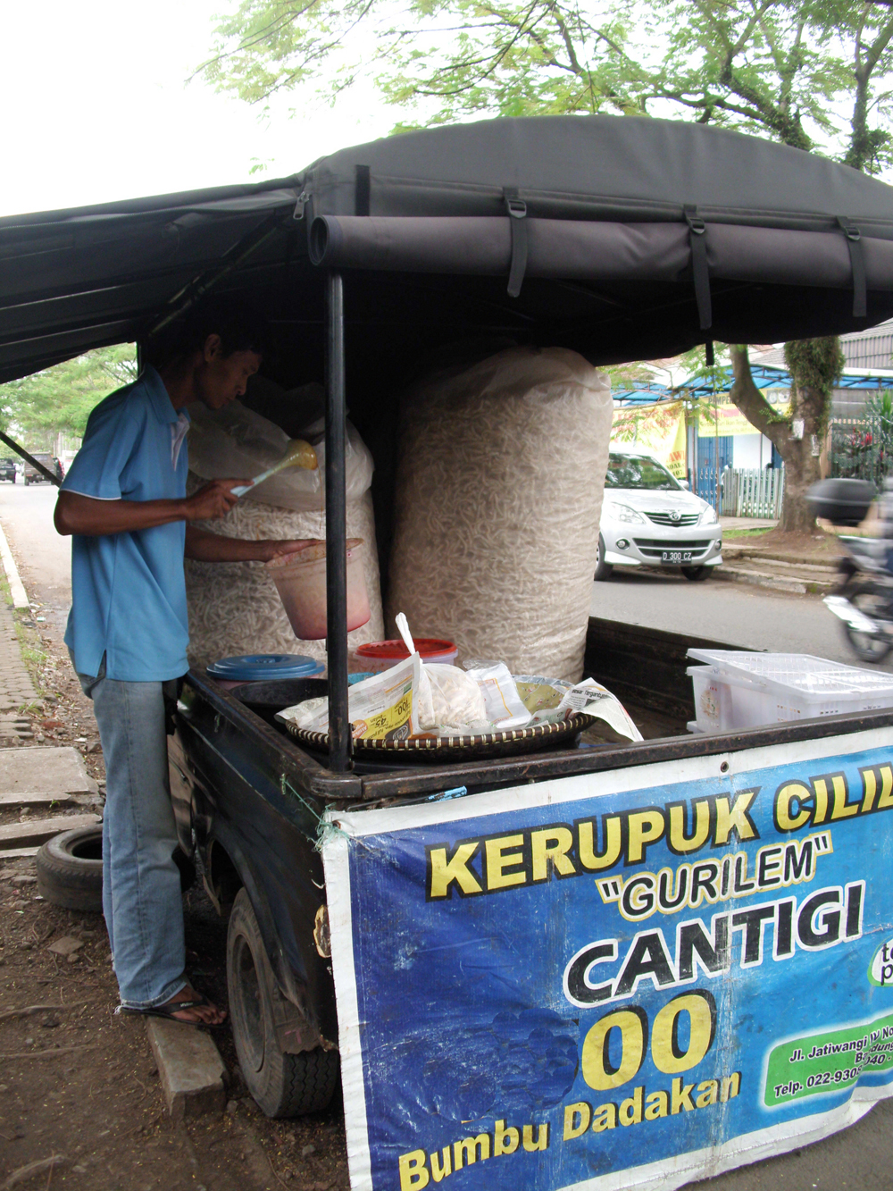 kerupuk-kerupuk tradisional Indonesia