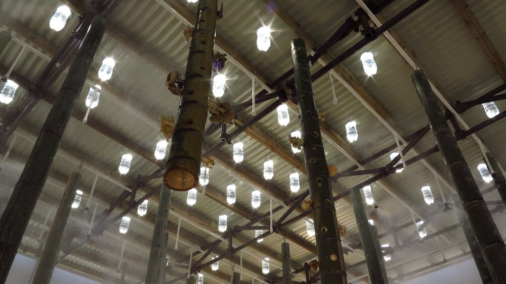 Lampu Tanpa Listrik dari Botol Bekas setara bohlam berdaya 40-60 watt 