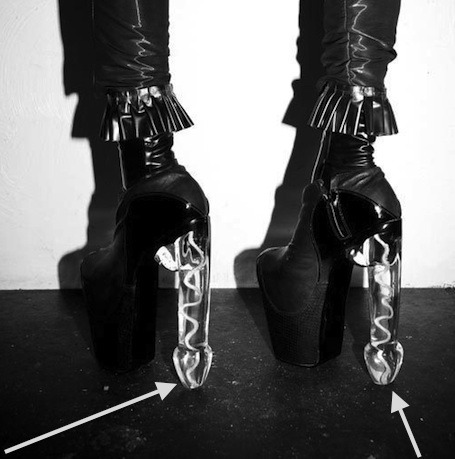Astaga, Lady Gaga Pakai Sepatu Bentuk Mr P - Part 1
