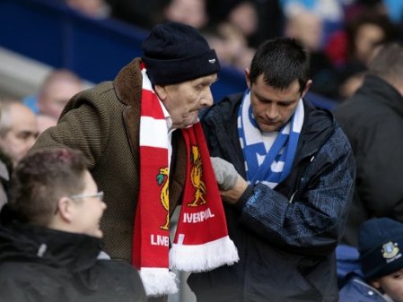 indahnya perbedaan, momen indah para fans di derby merseyside 