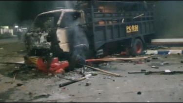 Tragedi Kanjuruhan Malang, 10 Mobil Polisi Dibakar dan Digulingkan Suporter Arema