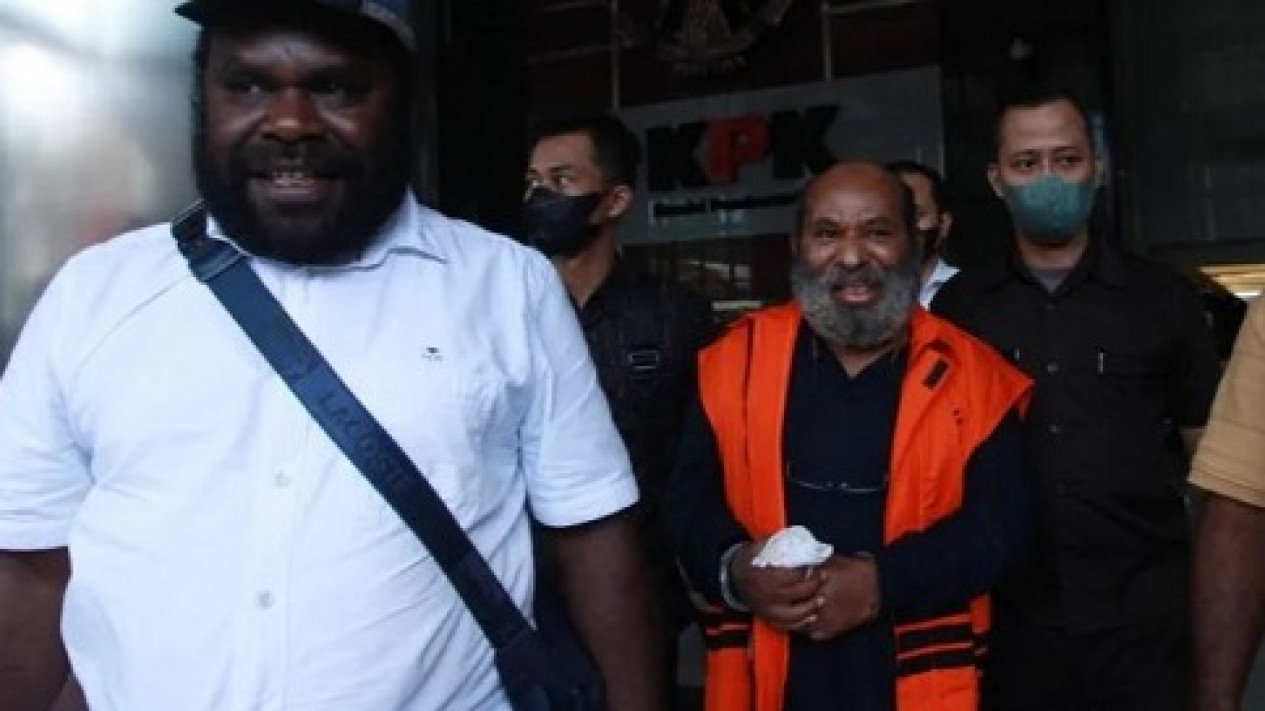 aliansi-mahasiswa-papua-minta-kesehatan-lukas-enembe-jadi-pertimbangan-hakim