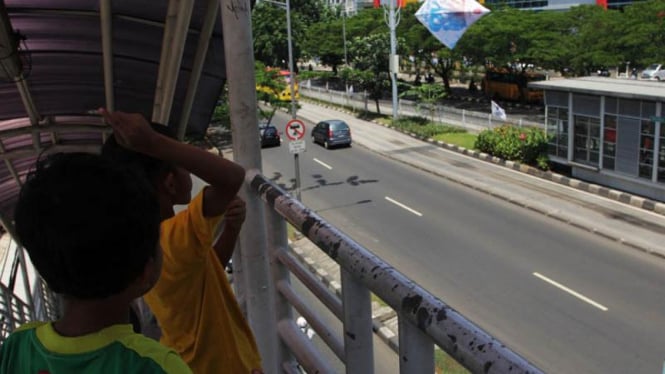Lagi Musim Main Layangan, Pemotor Harus Waspada!
