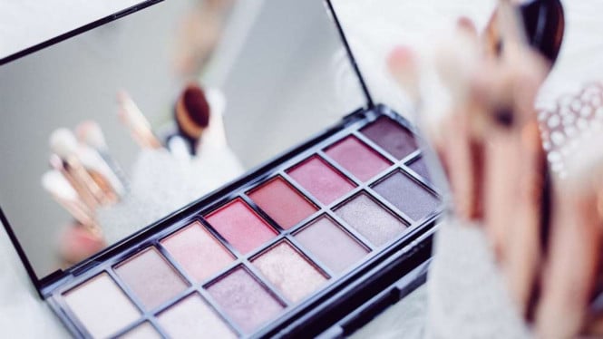 Hati-hati Muka Bruntusan! Ini Cara Bedakan Make Up Asli dan Palsu