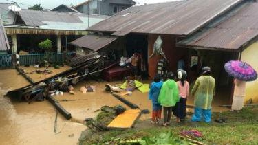 puluhan-rumah-warga-di-padang-rusak-akibat-diterjang-banjir