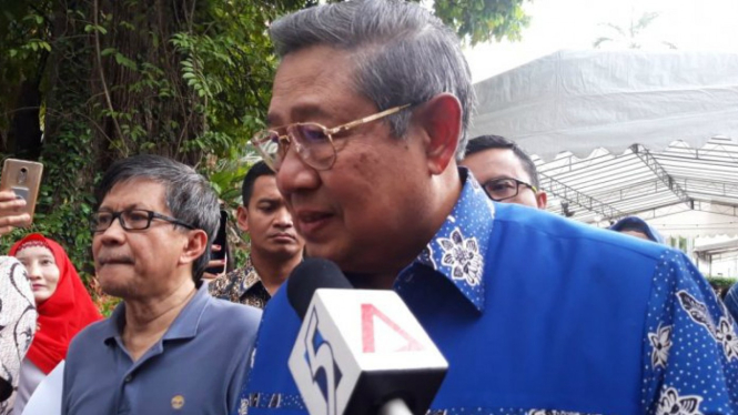 Rocky Gerung Dampingi SBY Coblos Pemilu di Singapura