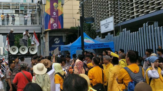 Alumni UI dan Corong Rakyat Nyaris Bentrok di Depan Bawaslu