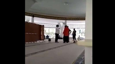 Viral, Wanita Ngamuk Bawa Anjing Masuk Masjid 