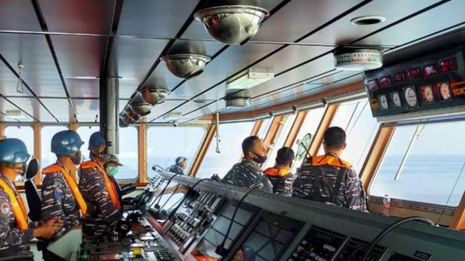 KRI Semarang 594 TNI AL Diserang Pesawat Tempur di Laut Jawa