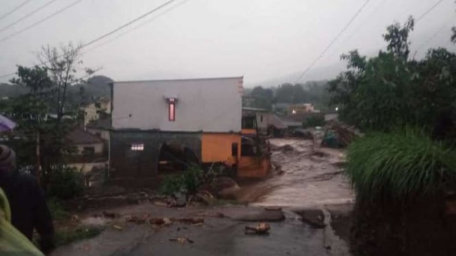 banjir-bandang-sukabumi-menghantam-5-desa-dan-ratusan-rumah