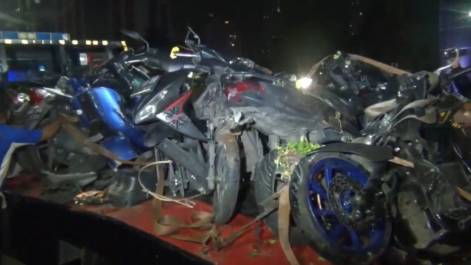 bmw-tabrak-9-sepeda-motor-dan-orang-di-setiabudi-kendaraan-hancur